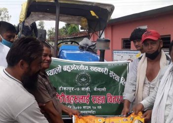 टीकापुर– ७ का बाढीपीडितलाई खाद्य सामाग्री बितरण