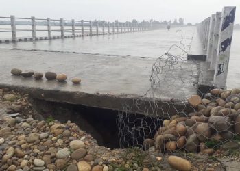 कैलाली र बर्दिया जोड्ने सत्ती घाट पुल जोखिममा