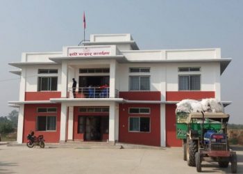 भन्सार कार्यालय भित्रै प्रहरी र तस्करबीच मदिरा पार्टी, स्थानीयले प्रतिवाद गर्दा धम्की