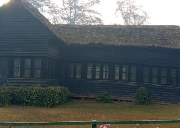 टीकापुर पार्कमा रहेको महेन्द्र आरोग्य गृह भासियो