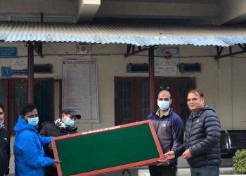 नोबेल सहकारीद्वारा टीकापुर अस्पताललाई ३ थान सुचना पाटी हस्तान्त्रण
