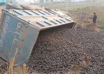 टीकापुरमा कोइला बोकेको ट्रक पल्टियो