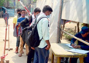 भारतमा फेरि कोरोना बढेपछि स्वदेशमै फर्किंन थाले नेपाली