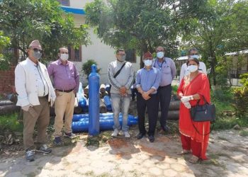 टीकापुर नगरपालिकाले अस्पताललाई दियो १० लाख बराबरको अक्सिजन सिलिन्डर