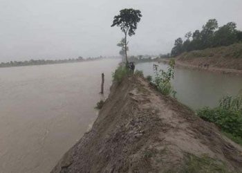 टीकापुरको शाहीपुरमा कर्णाली नदीको तटबन्ध भत्किने सम्भावना, सचेत रहन आग्रह