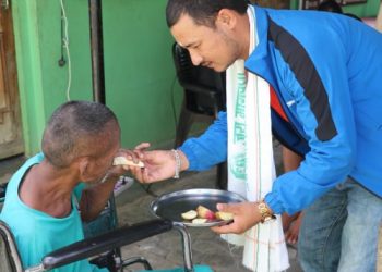 धनगढीमा पत्रकार बिसीद्धारा जन्मदिनको अवसरमा मानव सेवा आश्रमलाई फलफूल वितरण