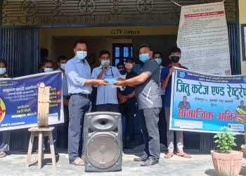 जितु कटेजले गर्यो त्रिभुवन माविलाई ७ सय ५० थान मास्क हस्तान्त्रण