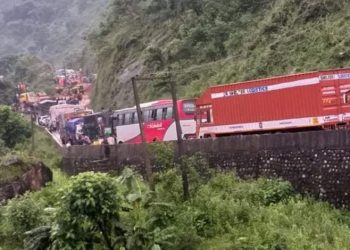 घोप्टे भिरमा पहिरो जाँदा पृथ्वी राजमार्ग अवरुद्ध