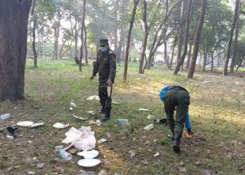 टीकापुर पार्क सरसफाइमा जुटे नगरप्रहरी