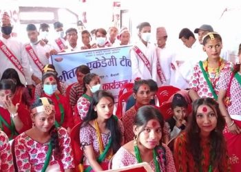 टीकापुरमा बजार सरसफाइ संगै संस्कृतीको जगेर्ना गर्न देउसी भैलो खेलिने