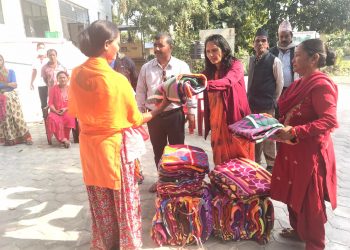 टीकापुर ८ मा अखिल नेपाल महिला संगठनद्वारा कम्बल बितरण