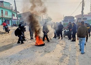 कैलालीको बलिया स्थित पूर्व पश्चिम राजमार्ग अबरुद्ध