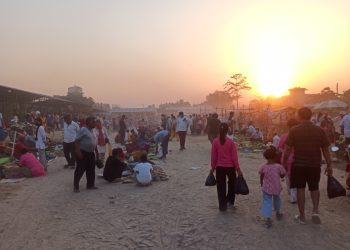 टीकापुर हाटबजार: धुलोमाटोमै व्यापार गर्न बाध्य व्यवसायी