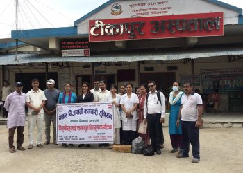 टीकापुर अस्पतालका बिरामीहरुलाई नेपाल निजामती कर्मचारी युनियनद्वारा फलफुल बितरण