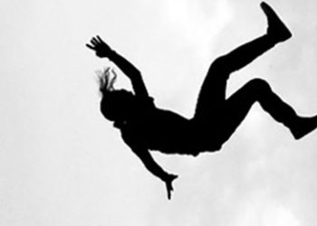 बझाङमा रुखबाट लडेर एक महिला घाइते