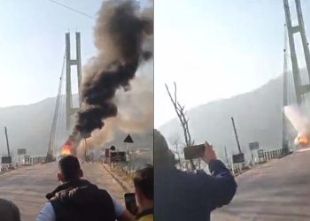 सुदूरपश्चिम प्रदेशको प्रवेशद्वार कर्णाली पुलमाथि ट्रक जल्यो