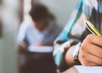 कञ्चनपुरमा ५६ वर्षीय पुरुष एसइईको परिक्षा दिँदै