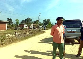 स्थानीयको दबाबपछि टीकापुर—डुडेझारी सडकमा पानी हाल्न सुरु