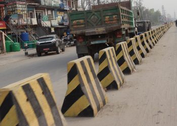 सडकमा राखिएका डिभाइडरले दुर्घटनाको जोखिम बढ्दै
