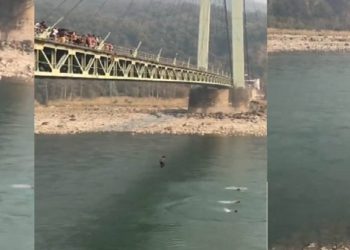 कर्णाली पुलबाट नदीमा हाम फालेर बेपत्ता भएका एक युवाको खोजी कार्य जारी