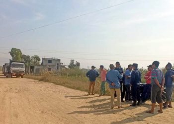 धुलाम्मे सडकमा पानी नहालेको भन्दै टीकापुर-डुडेझारी सडक छेउका स्थानीय आक्रोशित