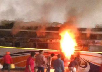 पुनेबाट गौरीफन्टा आउदै गरेको नेपाली सवार बसमा आगलागी