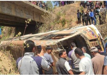 पुलबाट खोलामा खसेर बस दुर्घटना
