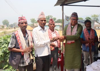 पंन्चे बाजाका कलाकारलाई झकुला र साउनाई वितरण