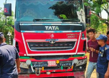 कैलालीमा टेलरले मोटरसाइकललाई ठक्कर दिँदा ३ जना घाइते