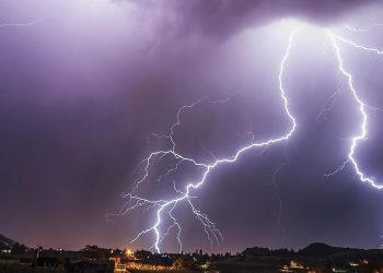 कैलालीको घोडाघोडीमा चट्याङ् लागेर एक किशोरीको मृत्यु