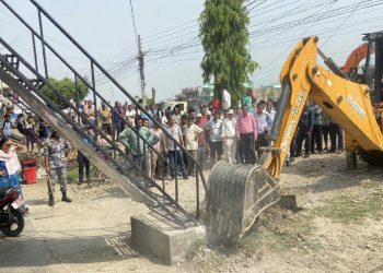 कञ्चनपुरमा महेन्द्र राजमार्गमा पर्ने संरचनामा चल्न थाल्यो डोजर