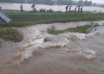 चौधर नदीमा आएको बाढीले नहर फुटाएपछि बस्ती जोखिममा