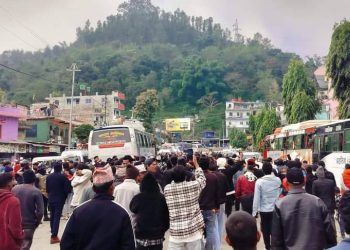 डोटीमा सवारीसाधन बन्दः बिरोध प्रदर्शन