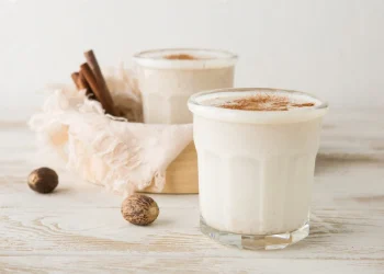 दूधमा जाइफल मिसाएर खाँदा हुन्छन् यस्ता फाइदा