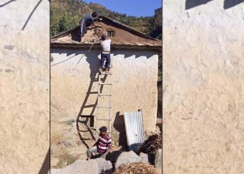 भूकम्पमा चर्केका घर टालेर बस्दै पीडित