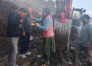 बाजुराको त्रिवेणी नगरपालिकाका ग्रामीण सडक कालोपत्रे गरिँदै