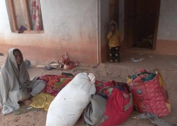 मलामी नपाउँदा घरमै आमाको शव कुर्दै प्रकाश