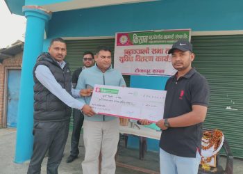किसान बहुउद्देश्यीय टीकापुरद्वारा मृतक शाहका परिवारलाई सुविधा वितरण