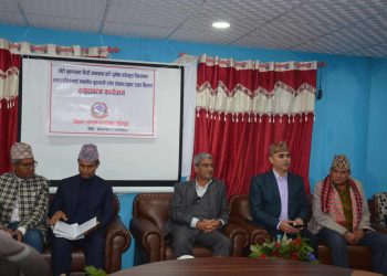 गृहमन्त्री लेखकद्वारा डडेल्धुरामा भूकम्प पीडितलाई अनुदान हस्तान्तरणको थालनी