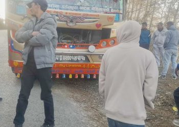 बैतडीमा बसको ढोकाबाट खसेर एक जनाको मृत्यु
